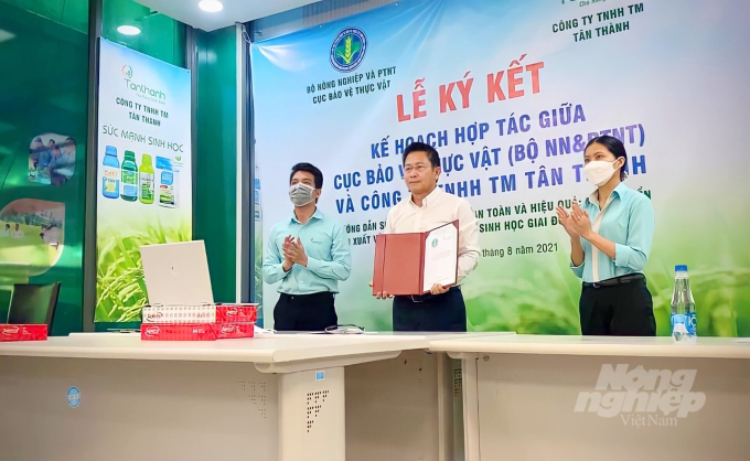 Ông Nguyễn Xuân Khoa, Giám đốc Công ty TNHH TM Tân Thành vừa ký kết với Cục BVTV để phát triển thuốc BVTV sinh học giai đoạn 2021-2025. Ảnh: Thanh Tuyền.