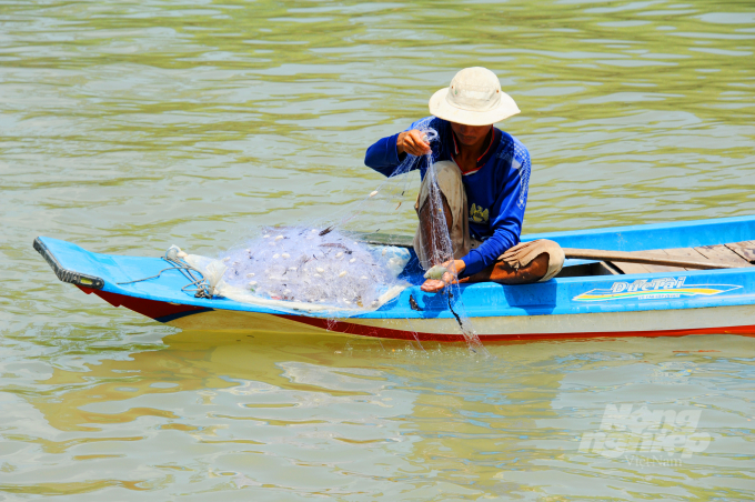 Lũ đã về, nước vô tràn đồng, tưới mát phù sa cho nhiều diện tích đất khô cằn sau vụ canh tác lúa và hoa màu. Ảnh: Lê Hoàng Vũ.