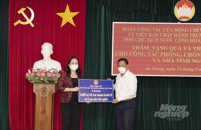 Phó Chủ tịch nước Võ Thị Ánh Xuân trao quà hỗ trợ công tác phòng, chống dịch bệnh Covid-19 tại An Giang. Ảnh: Lê Hoàng Vũ.