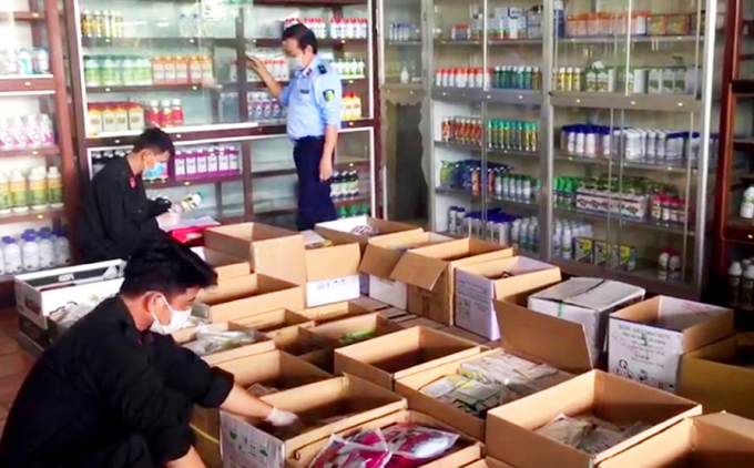 Tổ công tác kiểm tra tạm giữ số hàng không hóa đơn chứng từ tại cửa hàng Thành Phê. Ảnh: Tiến Tầm.