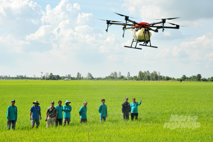 Spraying pesticides with drones. Photo: Le Hoang Vu.