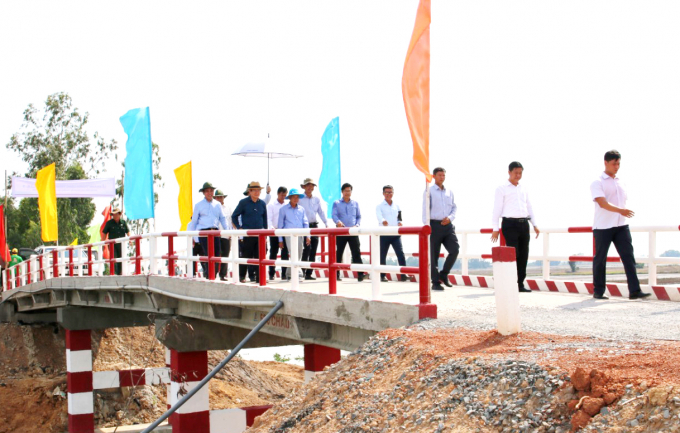Vĩnh Hưng đang tập trung đầu tư kết cấu hạ tầng để sớm về đích nông thôn mới. Ảnh: Văn Đát.