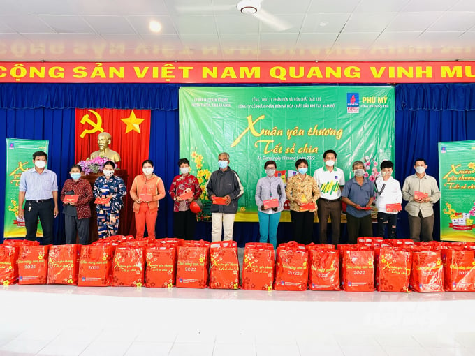 PVFCCo trao tặng 300 phần quà cho đồng bào Khmer vùng Bảy Núi ăn Tết. Ảnh: Lê Hoàng Vũ.