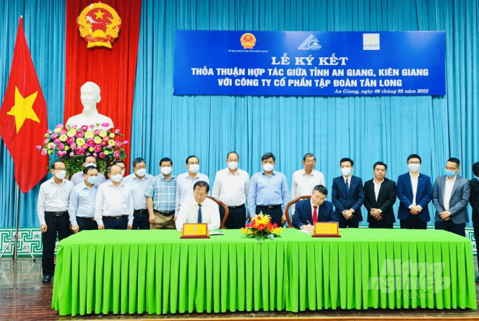 Tập đoàn Tân Long ký kết thỏa thuận hợp tác với UBND tỉnh An Giang xây dựng vùng nguyên liệu lúa gạo đạt chuẩn. Ảnh: Lê Hoàng Vũ.