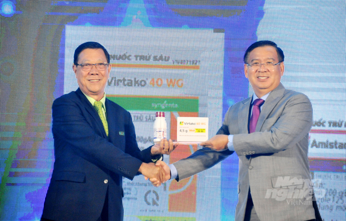 Ông Trần Thanh Vũ, Tổng Giám đốc Công ty TNHH Syngenta Việt Nam (phải) trao 2 sản phẩm Amistar Top 325SC và Virtako 40WG cho nhà phân phối VFC. Ảnh: Lê Hoàng Vũ.