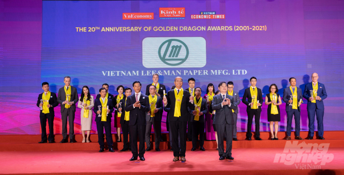 Lee & Man lần đầu tiên được vinh danh doanh nghiệp giấy hàng đầu tại giải thưởng Rồng Vàng 2020-2021. Ảnh: Kim Anh.