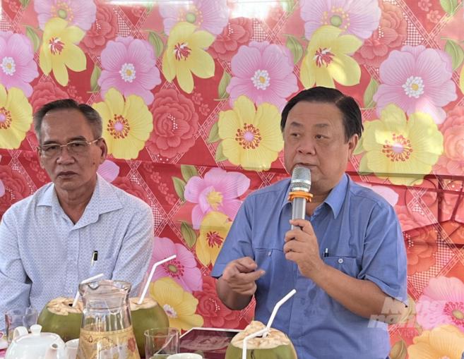 Minister Le Minh Hoan and Secretary of the Bac Lieu Provincial Party Committee Lu Van Hung share farming practices with farmers, cooperatives, and businesses. Photo: Trong Linh.