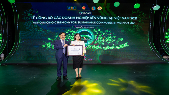 Lee & Man vừa nhận giải thưởng Phát triển bền vững (CSI) của Hội đồng Doanh nghiệp vì Sự phát triển bền vững Việt Nam lần thứ 4 liên tiếp. Ảnh: Kim Anh.