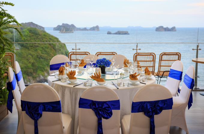 Không gian tiệc thoáng đạt khơi gợi cảm hứng tầm nhìn Vịnh biển thiên đường