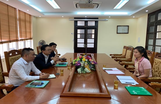 Bà Trần Huyền Trang (bên phải). Ảnh: Sở KH-ĐT Vĩnh Phúc.