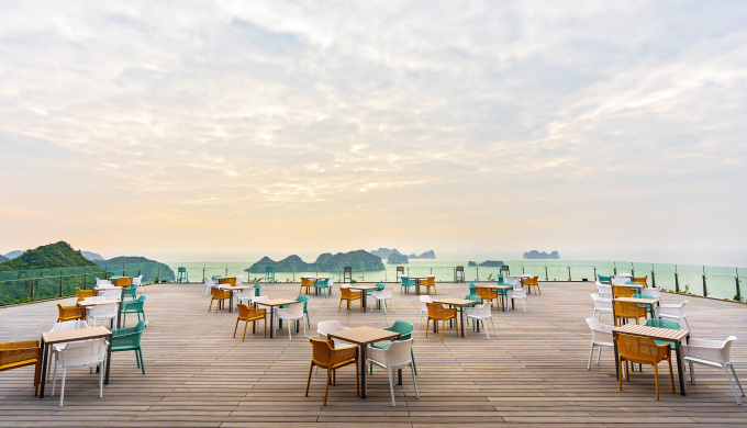 fl3-132048_182.jpg Lan Hạ Sky Bar & Restaurant trên tầng 17 với tầm nhìn ôm trọn vịnh di sản, sẽ chắp cánh cho những bữa tiệc đẳng cấp càng thêm phần thăng hoa, hoàn hảo. Ảnh: TT.