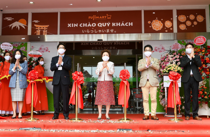 01-fjm-181529_443.jpg Siêu thị FujiMart thứ 3 chính thức được khai trương tại 324 Tây Sơn, Hà Nội. Ảnh: TT.