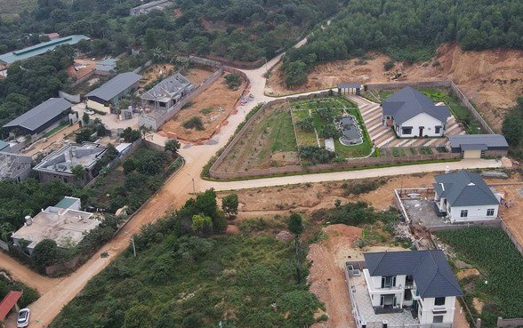 Hàng loạt biệt thự mọc trên đất công ở Vĩnh Phúc. Ảnh: CT.