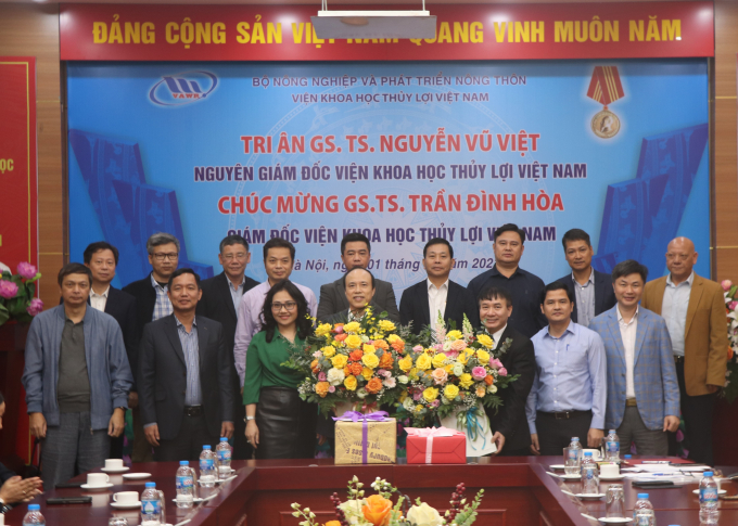 Tri ân GS.TS Nguyễn Vũ Việt, nguyên Giám đốc Viện Khoa học Thủy lợi Việt Nam và chúc mừng GS.TS Trần Đình Hòa, tân Giám đốc Viện Khoa học Thủy lợi Việt Nam. Ảnh: Anh Tuấn. 