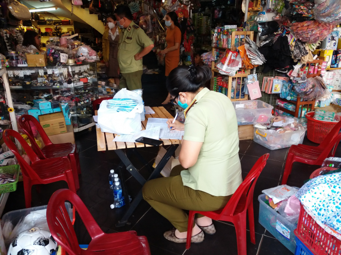 qltt-164627_573.jpg Cơ sở kinh doanh Hoàng Dung bị phạt vì bán giá cao gấp 8 lần