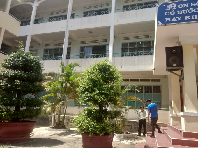z1924592028260_e32c74ec3936cd1c65027f9ea9586b55-145636_417.jpg Hiện trường nơi em N. nhảy xuống.