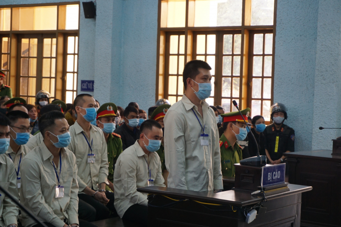 dsc06171-120756_131.jpg Hùng 'si đa' đứng trước vành móng ngựa.