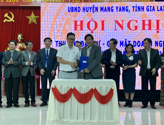 chu-tich-ubnd-huyen-mang-yang-ky-bien-ban-ghi-nho-dau-tu-voi-nha-dau-tu-tai-hoi-nghi-xtdt-huyen-mang-yang-nam-2020-1-132818_18.jpg Huyện Mang Yang ký biên bản ghi nhớ với các nhà đầu tư.