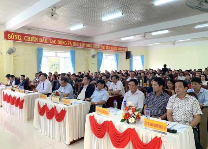 quang-canh-hoi-nghi-thu-hut-dau-tu-gap-mat-doanh-nghiep-nam-2020-huyen-mang-yang-132943_111.jpg Rất nhiều doanh nghiệp quan tâm đến các lĩnh vực thu hút đầu tư của huyện Mang Yang.
