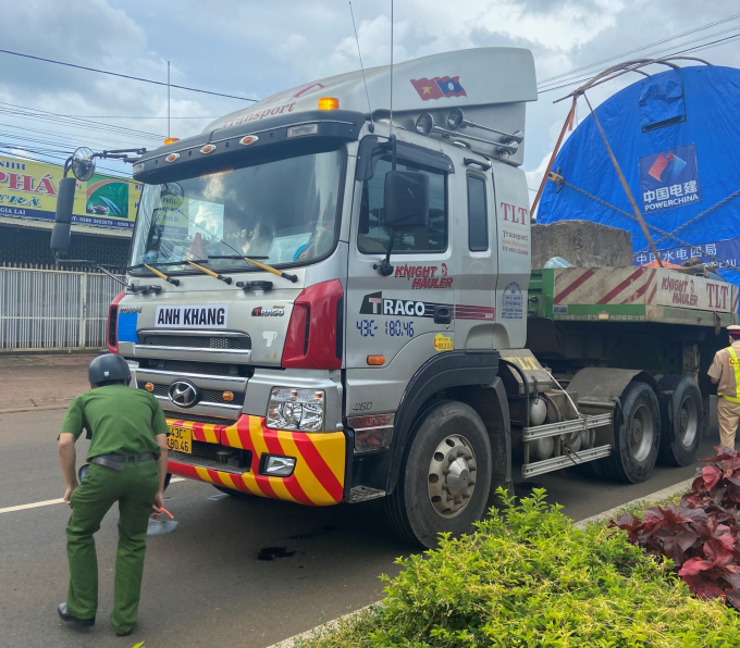z2767454598881_61f222975a15e1ceadcca6e6456f99c8-185541_941.jpg Chiếc xe đầu kéo chở thiết bị điện gió gây tại nạn khiến người phụ nữ tử vong tại chỗ.