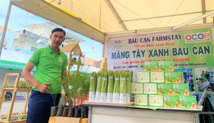 Măng tây của anh Hạnh có mặt tại các hội chợ, triển lãm. Ảnh: Đăng Lâm.