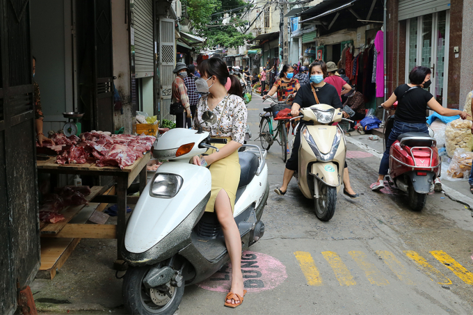 phong-chong-dich-covid-19-cho-dan-sinh-tai-ha-noi-ke-vach-phan-luong-102942_357.jpg Phường Tân Mai cho biết, ý tường kẻ vạch sơn xuất phát từ chính những phản ánh của người dân về tình trạng lộn xộn hoạt động mua bán hàng hóa ở đây.