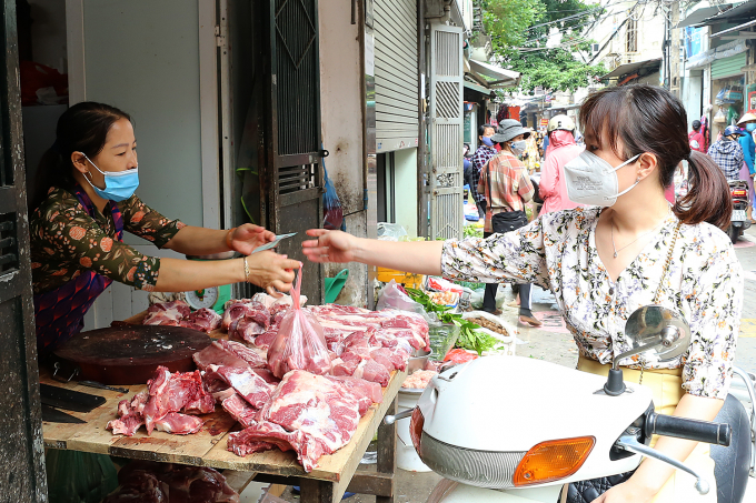 phong-chong-dich-covid-19-cho-dan-sinh-tai-ha-noi-ke-vach-phan-luong-102943_677.jpg Việc kẻ vạch sơn, phân luồng đảm bảo giãn cách được đông đảo người dân ủng hộ, chị Vũ Minh Trang (quận Hoàng Mai) cho biết, bình thường đi chợ này rất đông, lộn xộn không đảm bảo giãn cách 2m theo quy định, nhờ có sáng kiến này việc mua bán thuận lợi, người dân chúng tôi rất yên tâm.