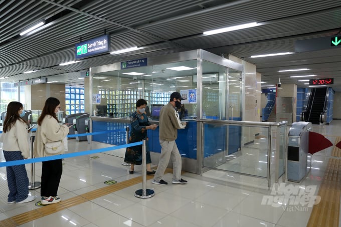 2-081903_373.jpg Để trải nghiệm tầu điện trên cao, mỗi người được phát một thẻ đi tàu. Trong 15 ngày đầu, hành khách được miễn phí vé và được phát sổ tay hướng dẫn.