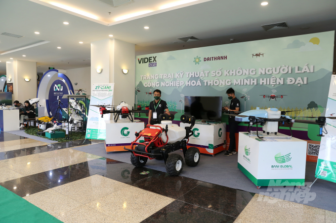 2-093102_185.jpg Khu vực trưng bày các sản phẩm thiết bị kỹ thuật số không người lái phục vụ nông nghiệp 4.0