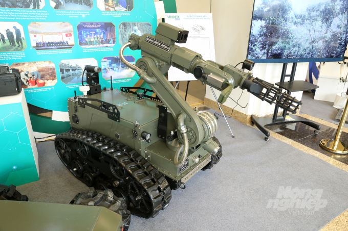 7-093105_434.jpg Đặc biệt tại triển lãm, người dân có thể chiêm ngưỡng mẫu robot trinh sát tự hành RBH-18 do Việt Nam tự nghiên cứu chế tạo. Đây là robot trinh sát dành riêng cho bộ đội hóa học. Robot được tích hợp nhiều công nghệ tự động hóa hiện đại. Robot có chiều dài 1350mm, rộng 950mm, cao 980mm, trọng lượng xe 380kg, tốc độ di chuyển từ 5-7km/h, được làm từ hợp kim nhôm dày 50mm.