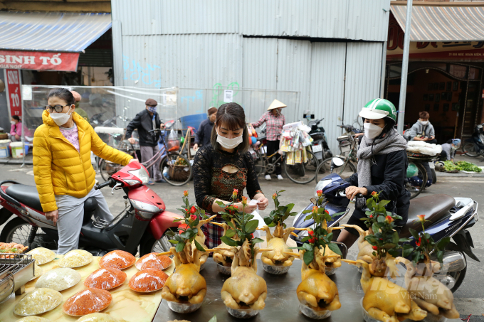 2-111521_118.jpg Để phục vụ nhu cầu người dân nhiều cửa hàng bán thực phẩm chế biến sẵn tại chợ. Gà luộc sẵn ngoài yêu cầu chất lượng ngon còn phải đảm bảo trình bày đẹp mắt. Giá mỗi con gà luộc sẵn 1kg khoảng 230.000 đồng, đắt hơn mặt bằng chung nhưng rất đông khách.