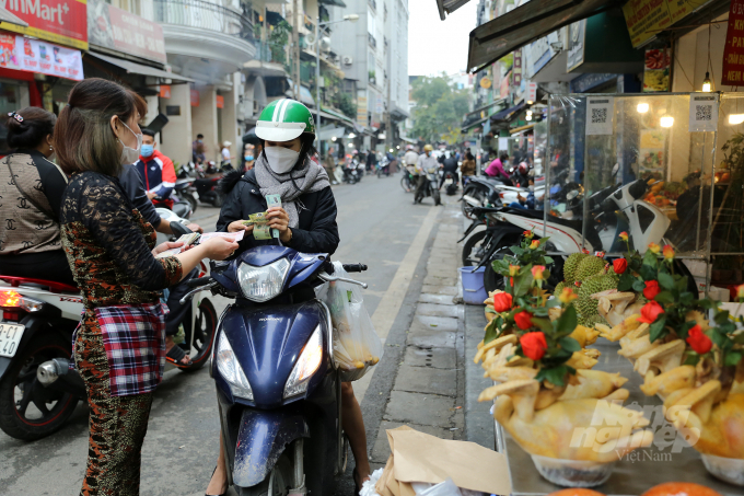 5-111529_107.jpg 'Mình mua gà ở đây 7 năm rồi. Gà ngậm hoa hồng để chưng cho mâm cúng ông Công ông Táo có hình thức đẹp, da gà không bị rách, tạo dáng trước khi luộc. Tại chợ này giá có hơi cao nhưng cả năm có một lần nên không vấn đề gì, miễn là mâm cúng rực rỡ là được', chị Đoàn Kim Liên (quận Thanh Xuân, Hà Nội) chia sẻ.