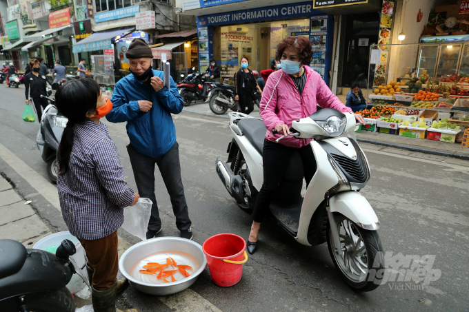 6-111530_617.jpg Theo truyền thuyết, cá chép là phương tiện duy nhất có thể đưa Táo Quân về trời. Bởi thế, vào ngày này, các gia đình đều cúng cá chép. Vào ngày các gia đình thường mua 3 con cá chép thả vào chậu nước đặt cạnh mâm cỗ, sau khi làm lễ xong đem ra sông thả, ngụ ý cá sẽ hóa rồng, vượt vũ môn, làm phương tiện cho Táo Quân cưỡi về trời.