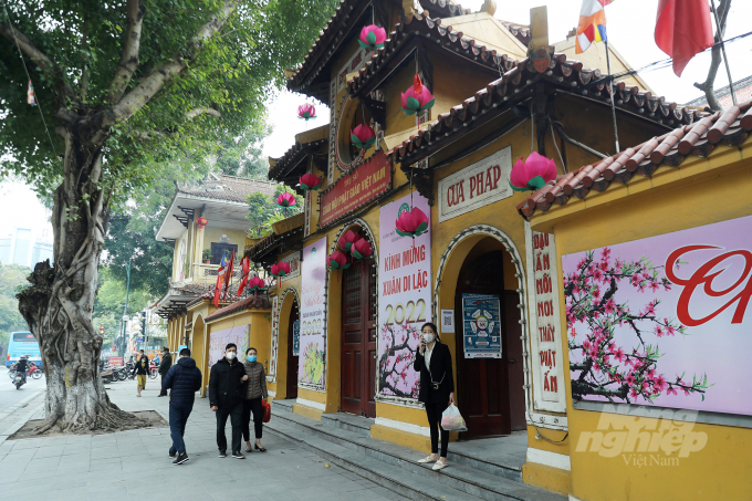 1-141411_684.jpg Không khí vắng vẻ tại chùa Quán Sứ ngày Rằm tháng Giêng.