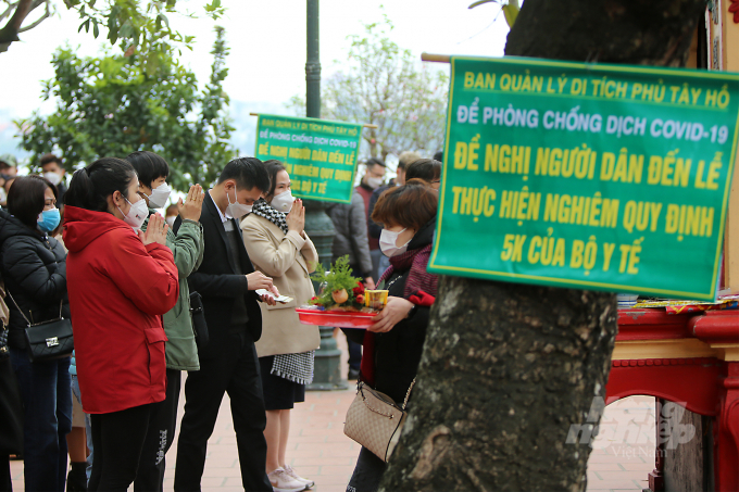 12-141446_923.jpg Công tác phòng chống dịch Covid-19 được ban quản lý Di tích Phủ Tây Hồ thực hiện nghiêm, người dân cũng thực hiện nghiêm mọi quy định phòng chống dịch bệnh.