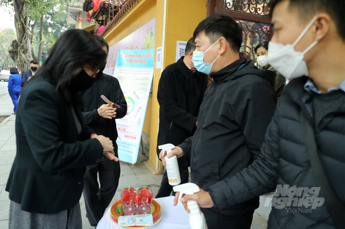 2-141413_478.jpg Trước diễn biến phức tạp của đại dịch Covid-19, chùa Quán Sứ bố trí đội ngũ hướng dẫn người dân đảm bảo khai báo y tế và khử khuẩn tay trước khi vào làm lễ.