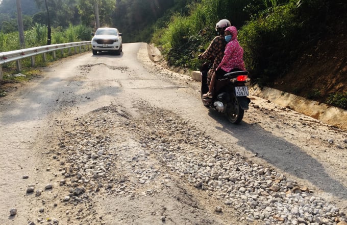 1-1-155240_94.jpeg Sau mỗi trận mưa, nhiều đoạn đường lại bị lún nứt và trơ ra toàn sỏi đá.
