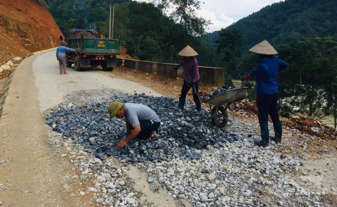 3-1-155121_762.jpeg Nứt vỡ đến đâu, đơn vị thi công đã nhanh chóng vá víu để còn bàn giao