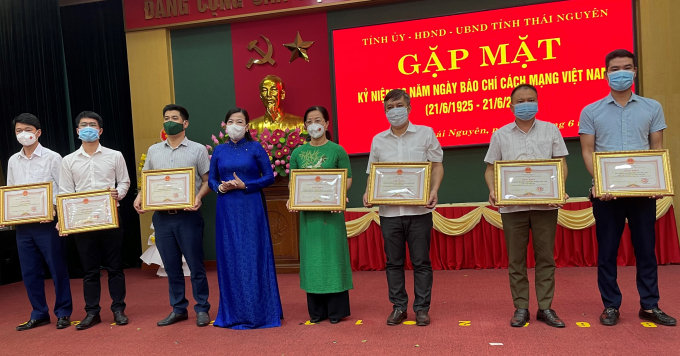 Bà Nguyễn Thanh Hải - Bí thư Tỉnh ủy Thái Nguyên (mặc áo dài màu xanh coban) trao tặng Bằng khen cho các Cơ quan, Văn phòng Đại diện nghề báo đóng trên địa bàn tỉnh, trong đó có Văn phòng Việt Bắc - Báo Nông nghiệp Việt Nam. Ảnh: VB.