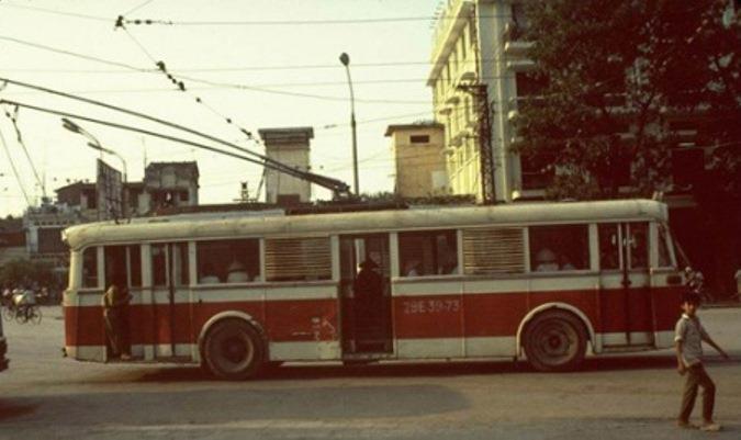Tầu điện bánh hơi năm 1986.