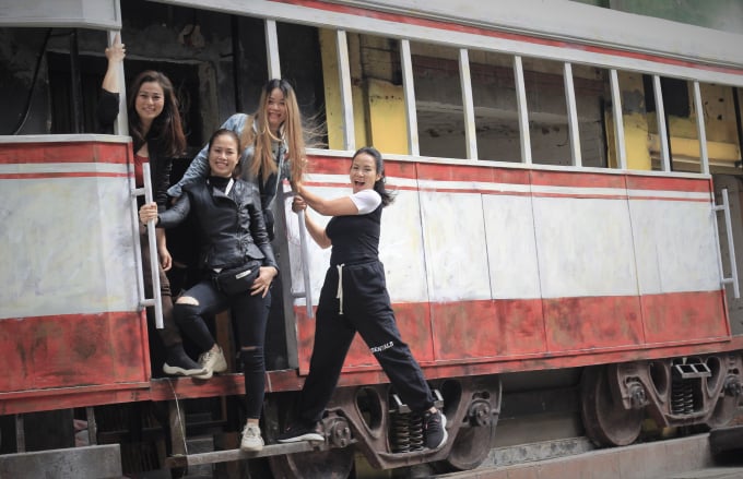 Chị Thanh Tina và nhóm bạn hào hứng chụp hình khi công trình còn chưa hoàn thiện.