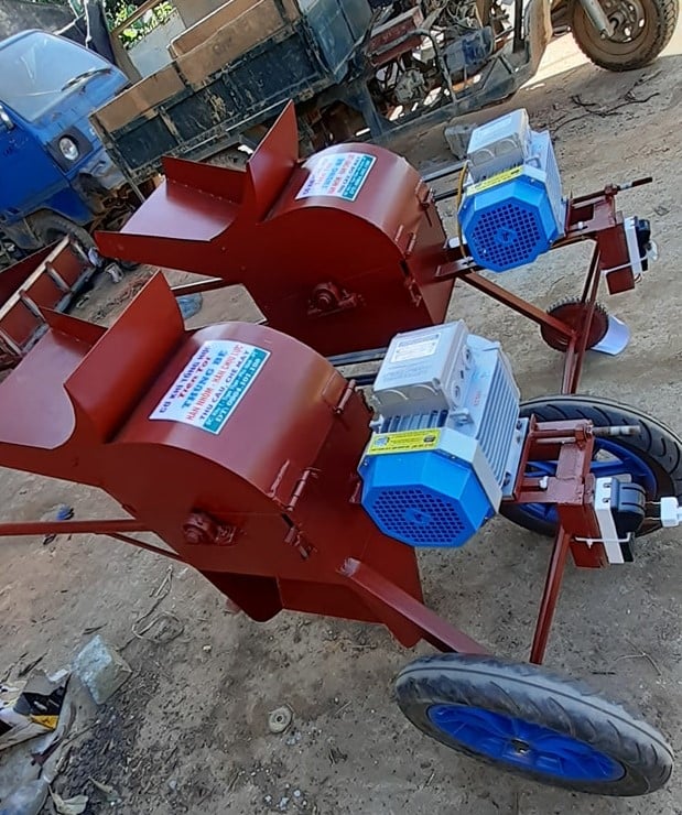 nn-083847_145.jpg Máy nghiền đất để đóng bầu cho cây giống do Dương Thanh Tới sản xuất có giá khoảng 7 triệu đồng.