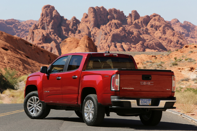 2020-gmc-canyon-007_2-134421_314.jpg Có khoảng 20.000 các mẫu xe GMC Canyon và Colorados đang ở trong một khu vực kho bãi chờ linh kiện.