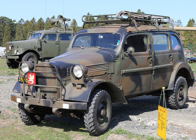 tp-1944-1946-072300_20.jpg Mẫu Volvo TP21 (1944-1946) được thiết kế mui bạt trên nóc xe.