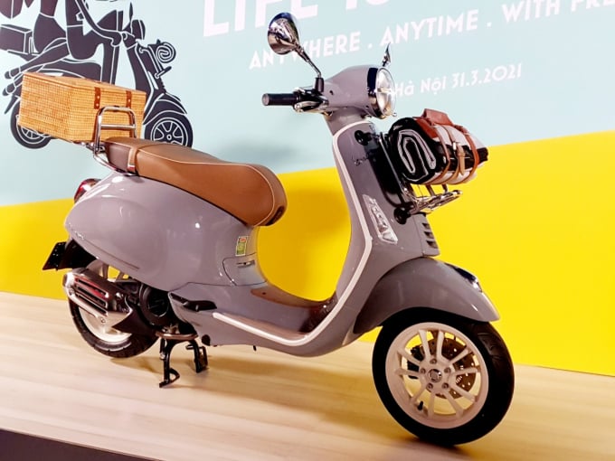 2eb648ea2be4d9ba80f5-141749_944.jpg Piaggio Việt Nam hỗ trợ khắc tên theo yêu cầu trên móc chìa khóa có số series thứ tự xe cho khách hàng.