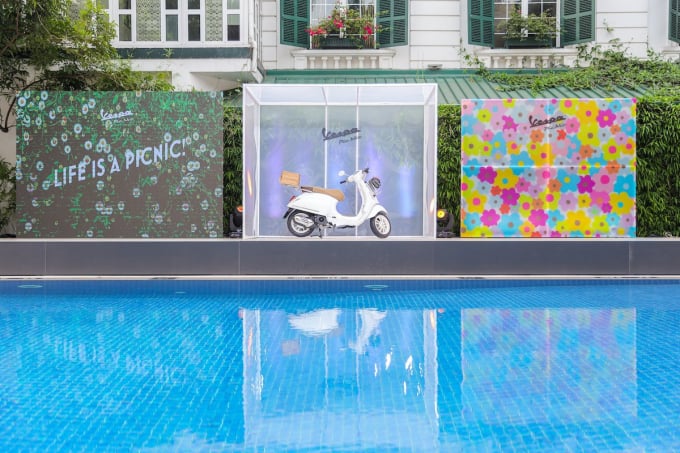 5dd1f37fea71182f4160-141906_209.jpg Mẫu xe Vespa PicNic có hai màu là trắng và xám.