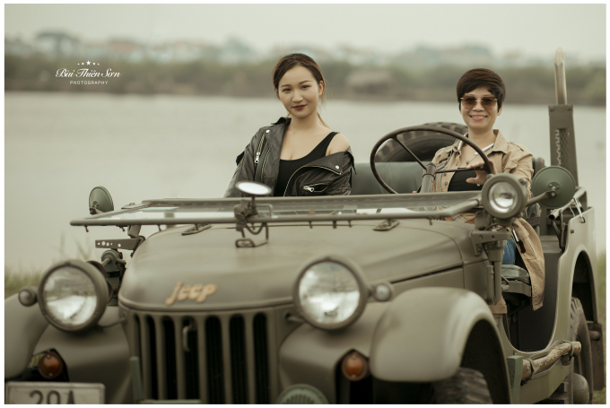 d097f286e98a1bd4429b-132516_562.jpg Phan Thị Tố Uyên (bên trái) chụp hình cùng chủ xe.