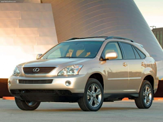 rx-400h-103436_788.jpg Mẫu RX 400h, một trong những mẫu xe điện tiên phong của Lexus.
