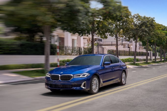 520i-luxury-line-4-063122_351.jpg BMW 520i Luxury Line là phiên bản có giá bán rẻ nhất trong đợt giới thiệu này: 2.499.000.000 đồng.