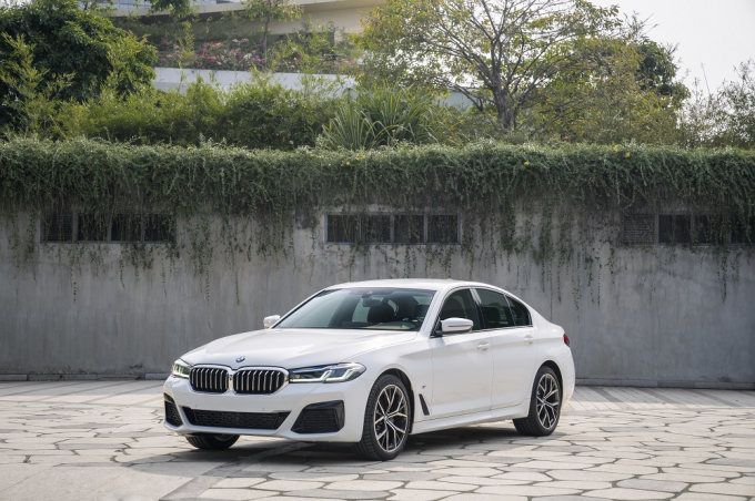 520i-m-sport-2-063123_547.jpg Lưới tản nhiệt của BMW 5 Series vẫn là hình quả thận đặc trưng, nhưng thay đổi chiều rộng và chiều cao.